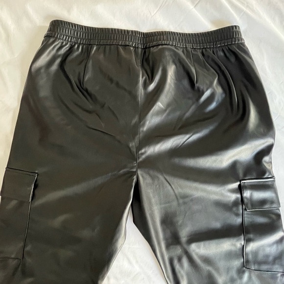 NWT Gap Mid Rise Easy Vegan-Leather Cargo Pants - Picture 8 of 9